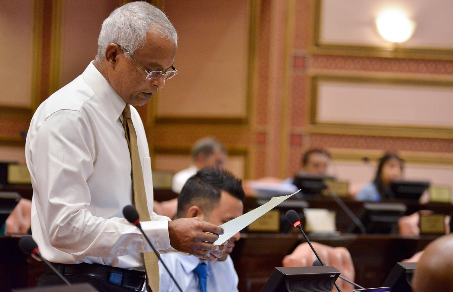 ހިންނަވަރު ދާއިރާގެ މެމްބަރު އިބްރާހިމް މުހައްމަދު ސޯލިހު މިއަދުގެ ޖަލްސާގައި ވާހަކަ ދައްކަވަނީ. ކަރުދާހުން މާބޮޑު ތަފްސީލެއް އެނގެން ނެތް ކަމަށް އޭނާ ވިދާޅުވި.- ފޮޓޯ: މަޖިލިސް