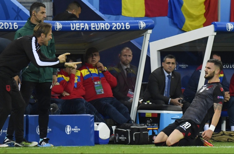 އަލްބޭނިއާ ކޮންމެ ކުޅުންތެރިޔަކަށް ޑިޕްލޮމެޓިކް ޕާސްޕޯޓް