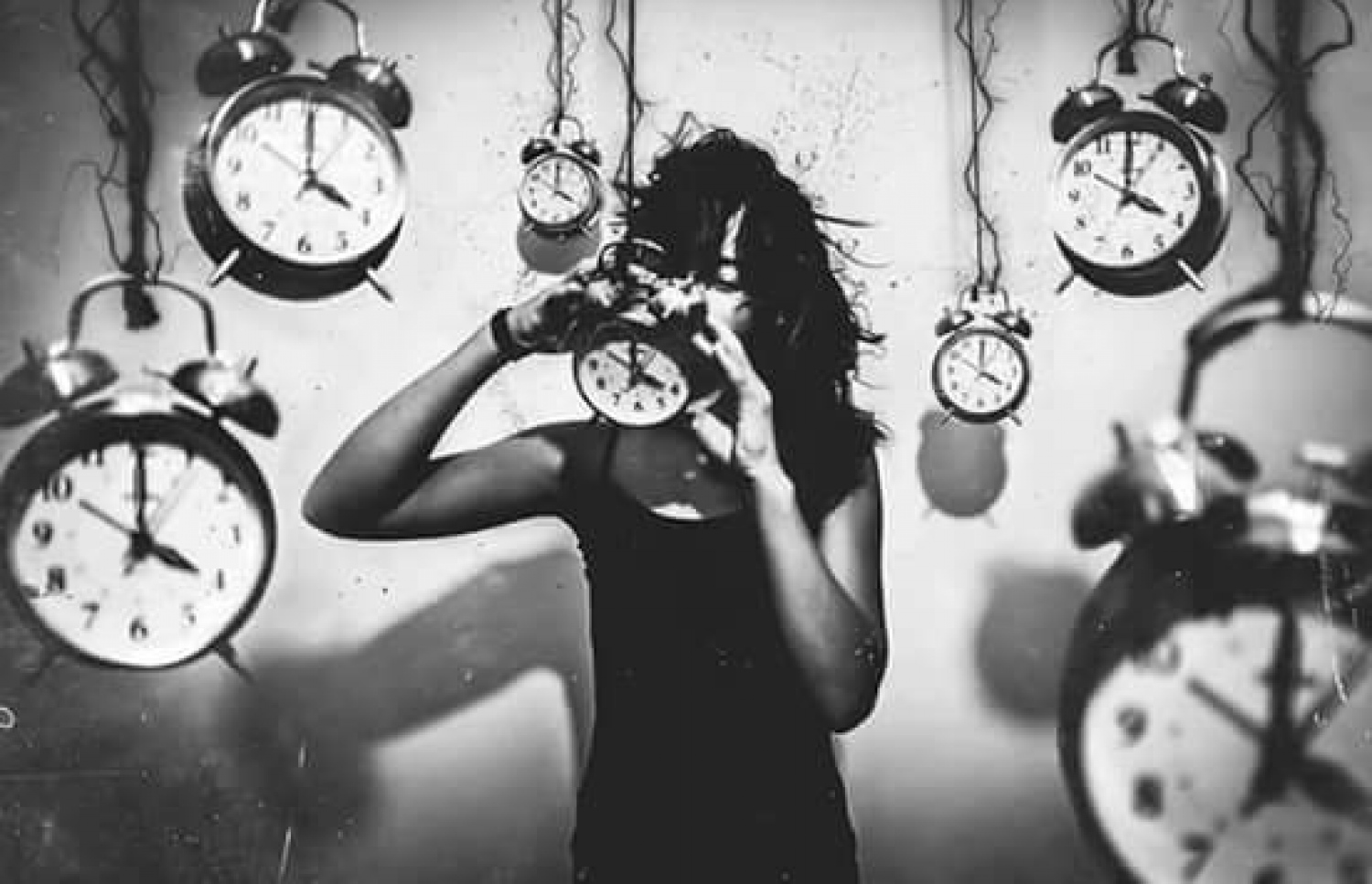 އޮބްސެސިވް ކޮމްޕަލްސިވް ޑިސްއޯޑާ (އޯސީޑީ) ހުންނަ މީހަކަށް ކުރެވޭ އިހުސާސްތައް ދައްކައިދޭ ފޮޓޯއެއް.