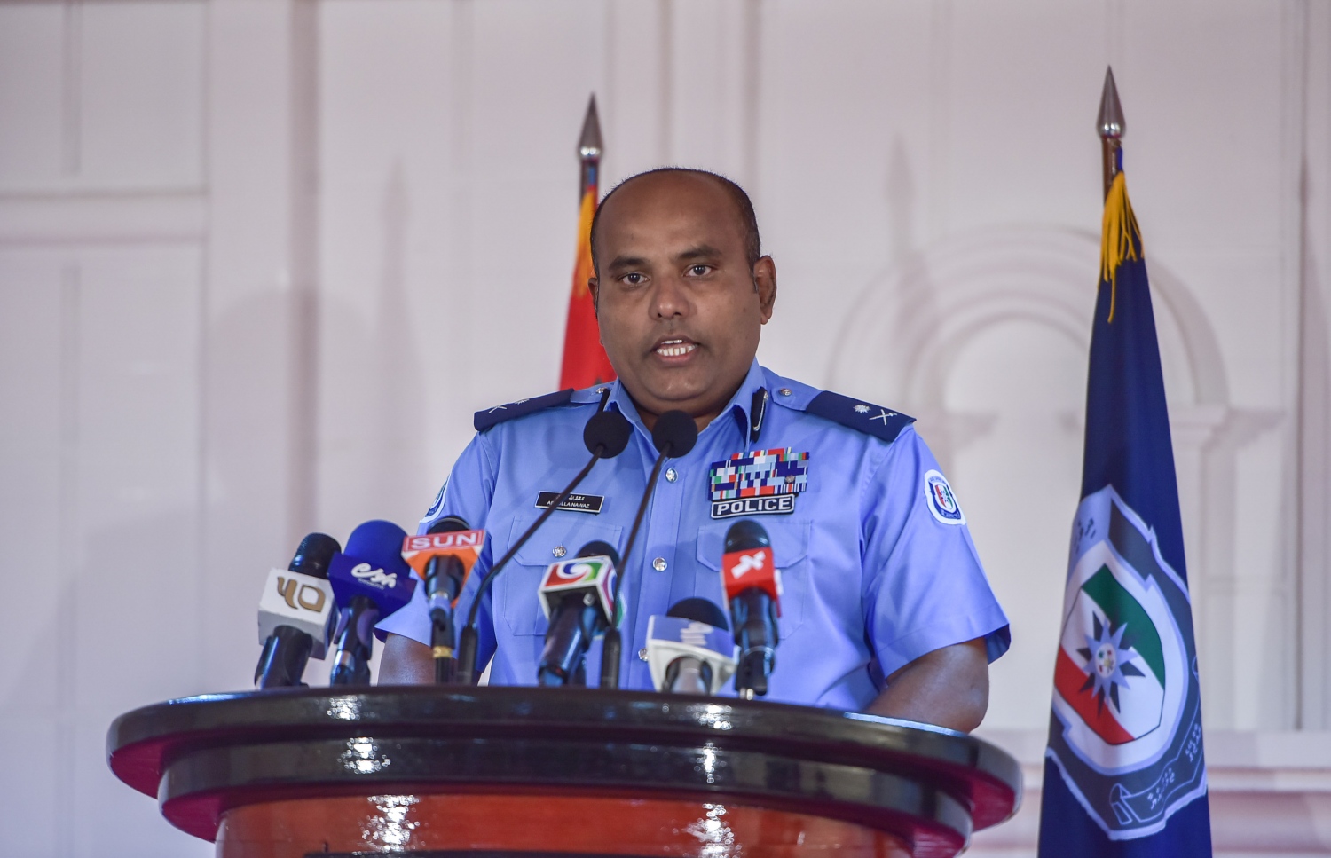 އޭސީޕީ ނަވާޒް ޖޫން 21، 2016 ވަނަ ދުވަހުގެ ރޭ ނޫސްވެރިންނާ ވާހަކަ ދައްކަވަނީ: ނާޒިމްގެ ކޮޓަރިން ފެނުނު ފިސްތޯލަ އިން އަދީބުގެ ޑީއެންއޭ ފެނުނު ކަމަށް މި ނިއުސް ބްރީފިންގައި ނަވާޒް ހާމަކުރެއްވި.---މިހާރު ފައިލް ފޮޓޯ