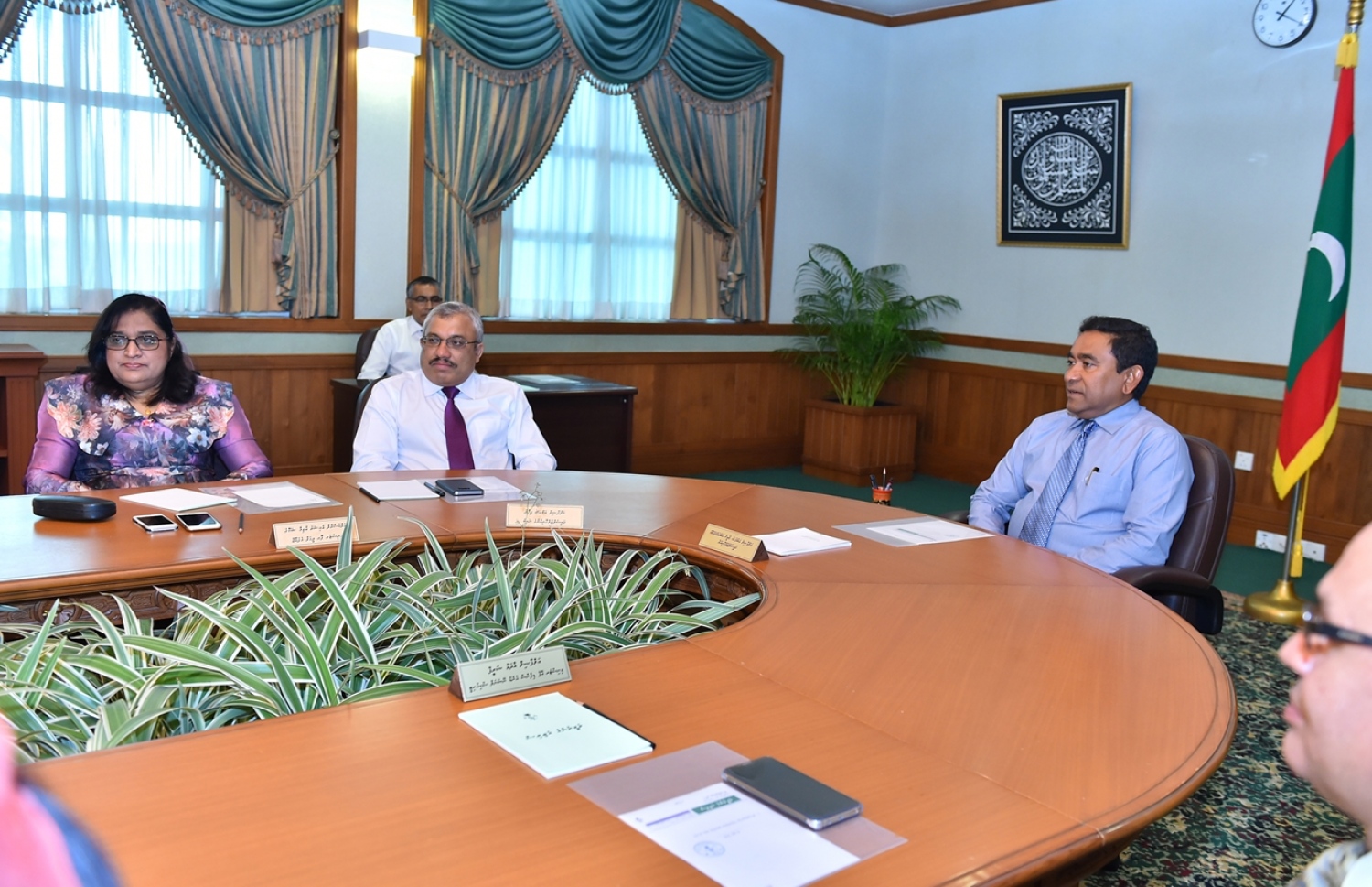 ވަޒީރުންގެ ބައްދަލުވުމެއްގައި ކުރީގެ ރައީސް ޔާމީނާ އެކު ޖިހާދު ބައިވެރިވެވަޑައިގަންނަވަނީ. --ފޮޓޯ/މިހާރު