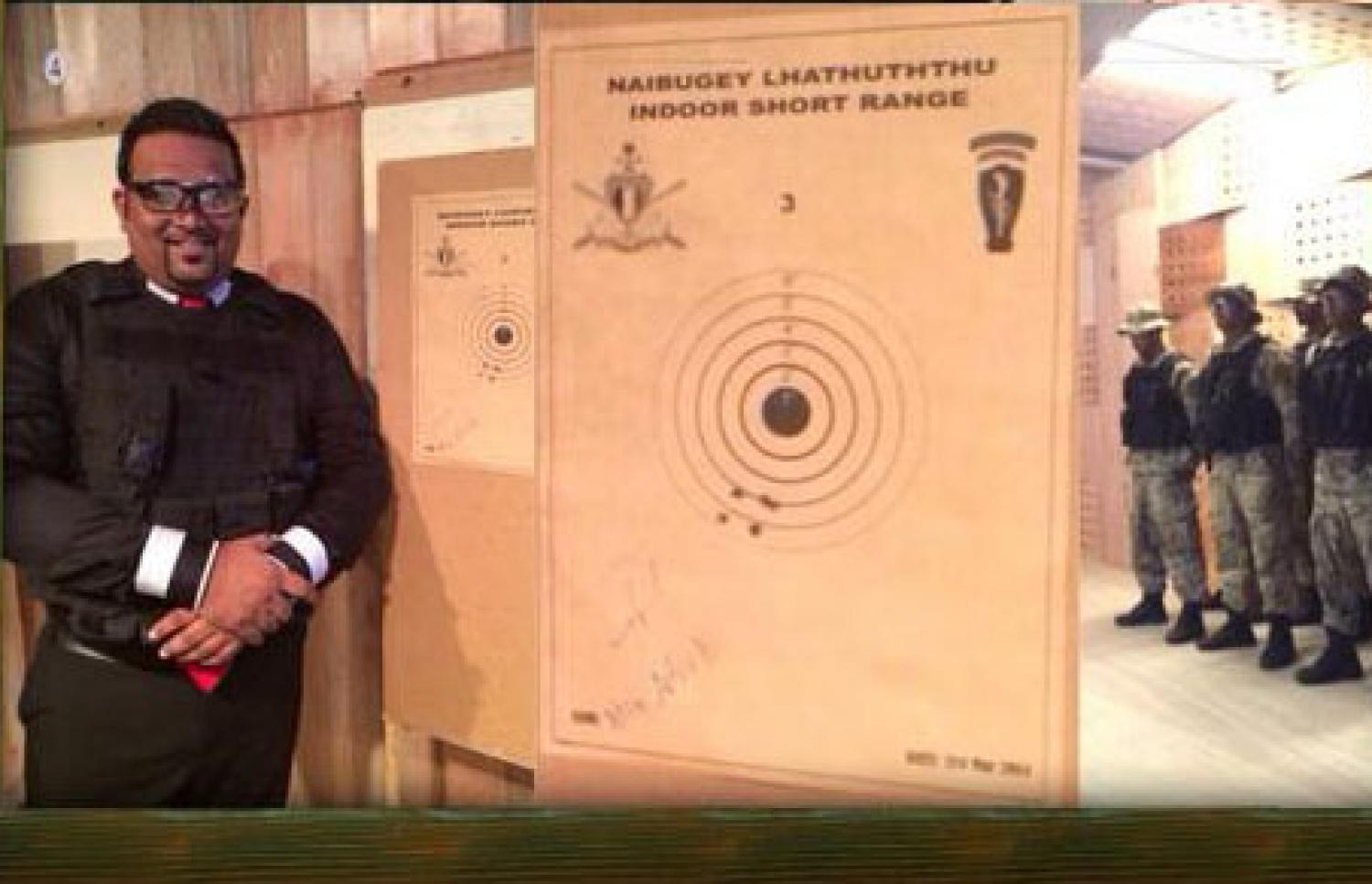 އެމްއެންޑީއެފްގެ ރޭންޖު ހުޅުއްވައިދެއްވައި އަމާޒަށް ފިސްތޯލަ ޖެއްސެވުމަށް ފަހު، އޭނާ ޖެއްސެވި ވަޒަންތައް އަރާފައިވާ ބޯޑު ކައިރީގައި މަޑުކޮށްލައްވައިގެން. --ފޮޓޯ އަދީބުގެ ޓުވީޓް