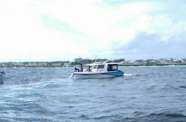 ޓޫރިސްޓެއްގެ ގައިގައި ލޯންޗަކުން ޖެހި މަރުވެއްޖެ