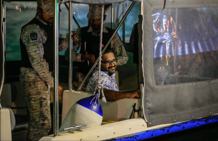 ކޮލަމް 7: މިއޮތީ އަދީބުގެ ވަގުތު އައިސްފައި!