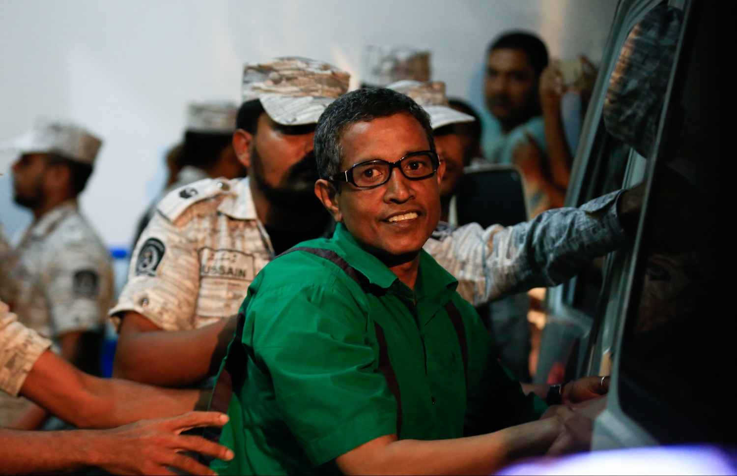 ފަސް މިލިއަން ޑޮލަރަށް ޚިޔާނާތްތެރިވި ކަމުގެ ކުށް ސާބިތުވެ ޖަލު ހުކުމް އައި ހާމިދު އިސްމާއިލް ކޯޓުން ނެރެ ޑީޕީއާރްއެސްގެ ވެހިކަލަށް އަރުވަނީ. -- ފޮޓޯ: މުހައްމަދު ޝަރުހާން/މިހާރު