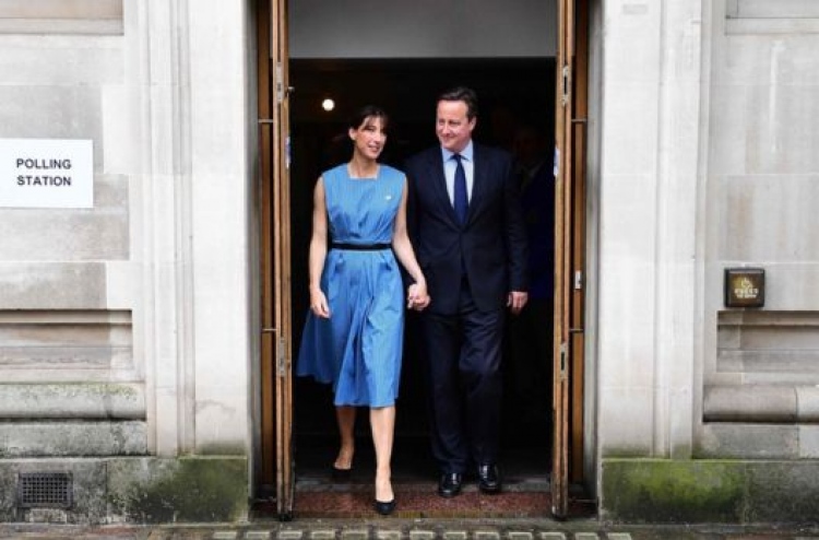 އީޔޫން ވަކިވުމުގެ ވޯޓާ އެކު ކެމަރަން އިސްތިއުފާ ދެނީ