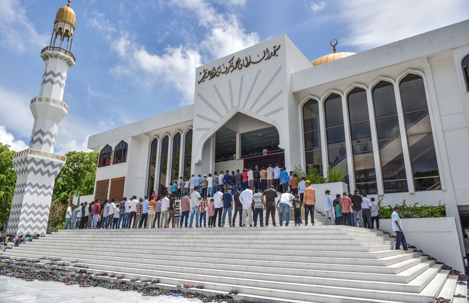 ބަޔަކު އިސްލާމީ މަރުކަޒުގައި ހުކުރު ނަމާދު ކުރަނީ: އަޅުކަމުގެ އަމަލުތައް ފުރިހަމަވުމަށްޓަކައި ތިން ޝަރުތެއް ފުރިހަމަ ވާންޖެހޭ. -- ފޮޓޯ: ނިޝާން އަލީ/ މިހާރު