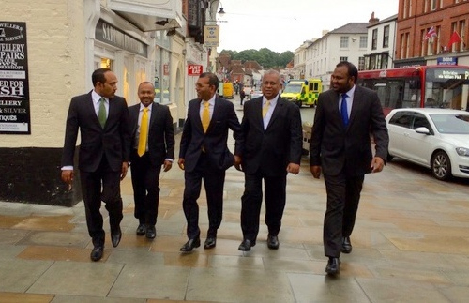 އިދިކޮޅު އިއްތިހާދުގެ އިސްވެރިންތަކެއް އިނގިރޭސި ވިލާތުގައި. އެ ގައުމުގައި ތިއްބެވި ބޭފުޅުންގެ ތެރޭގައި ރައީސް ނަޝީދާއި އެމްޑީޕީގެ ޗެއާޕާސަން އަލީ ވަހީދާއި ކުރީގެ ނައިބު ރައީސް މުހައްމަދު ޖަމީލް ހިމެނިވަޑައިގަންނަވާ.