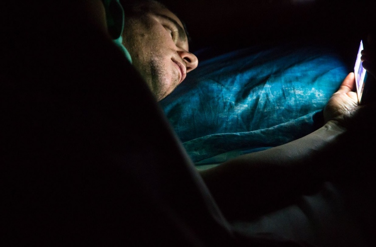 އިންޒާރު: އަނދިރީގައި އެއް ލޮލުން ފޯނަށް ނުބަލާތި