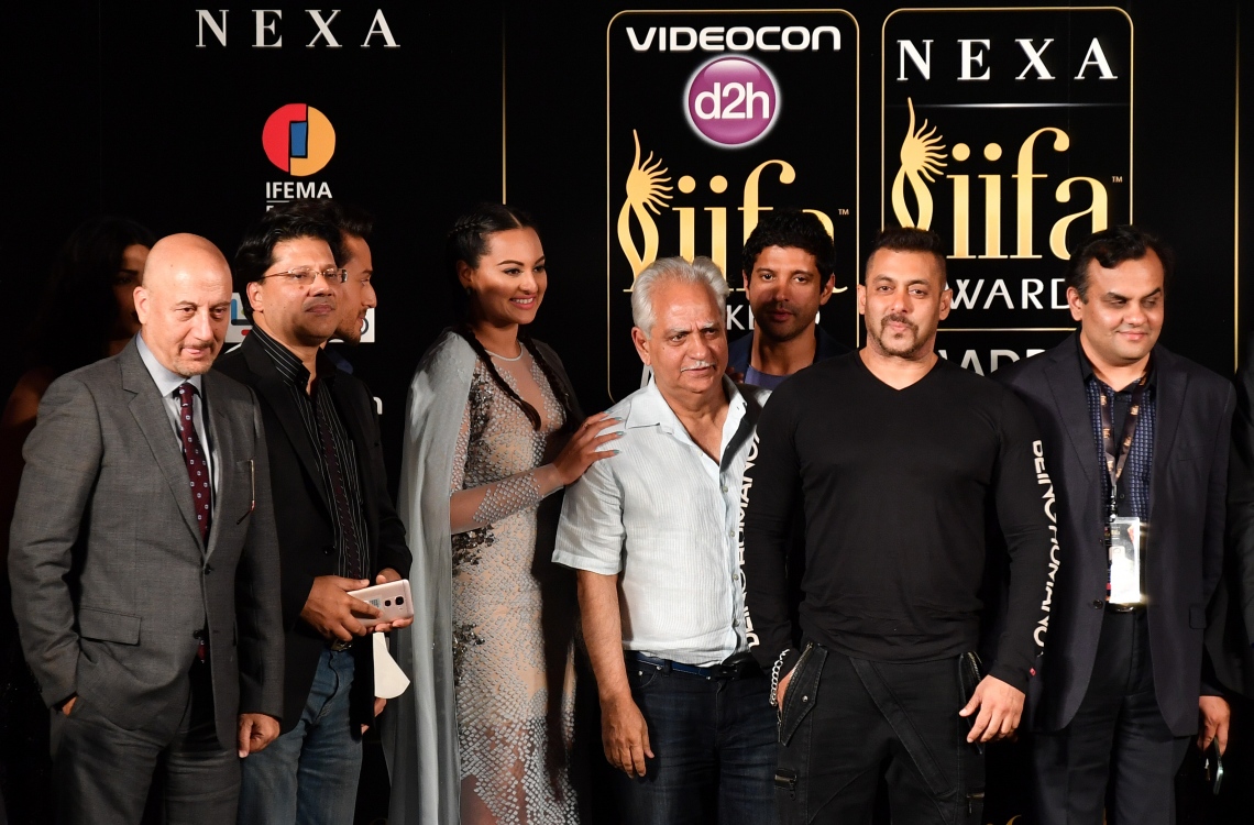 މެޑްރިޑް، ސްޕެއިން: ޖޫން 23، 2016: 17 ވަނަ އިންޓަނޭޝަނަލް އިންޑިއަން ފިލްމް އެވޯޑްސް (އައިފާ އެވޯޑްސް) ހަފްލާއާއި ބެހޭ ގޮތުން ބޭއްވި ޕްރެސް ކޮންފަރެންސް އެއްގައި ބޮލީވުޑް އެކްޓްރެސް ސޮނާކްޝީ ސިންހަ (ވ-3) އަދި އެކްޓަރު ސަލްމާން ހާން (ކ-2) ބައިވެރިވަނީ.-- ފޮޓޯ: އޭއެފްޕީ