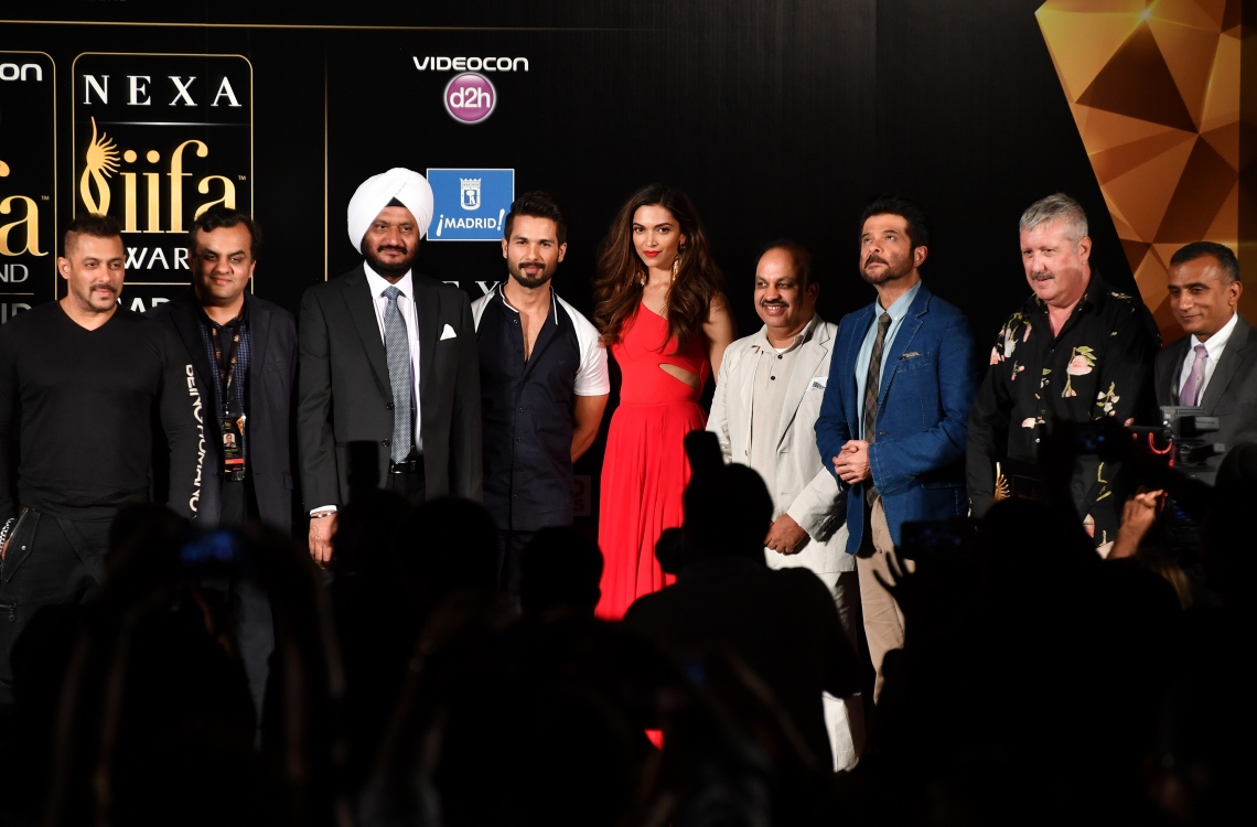 މެޑްރިޑް، ސްޕެއިން: ޖޫން 23، 2016: 17 ވަނަ އިންޓަނޭޝަނަލް އިންޑިއަން ފިލްމް އެވޯޑްސް (އައިފާ އެވޯޑްސް) ހަފްލާއާއި ބެހޭ ގޮތުން ބޭއްވި ޕްރެސް ކޮންފަރެންސް އެއްގައި ބޮލީވުޑް އެކްޓަރުންނާއި ޑިރެކްޓަރުން ބައިވެރިވަނީ.-- ފޮޓޯ: އޭއެފްޕީ