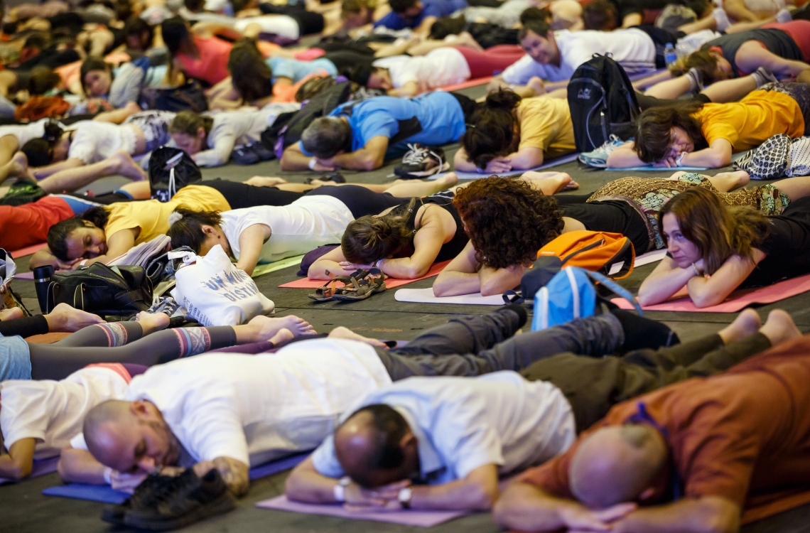 މެޑްރިޑް، ސްޕެއިން: ޖޫން 24، 2016: 17 ވަނަ އިންޓަނޭޝަނަލް އިންޑިއަން ފިލްމް އެވޯޑްސް (އައިފާ އެވޯޑްސް) ހަފްލާގެ ކުރިން ބައިވެރިން ޔޯގާ ފަރިތަކުރަނީ.-- ފޮޓޯ: އޭއެފްޕީ