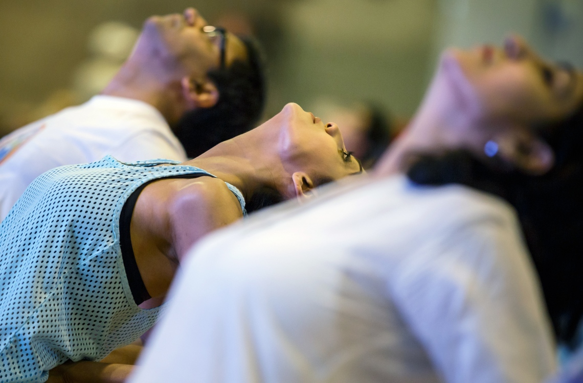 މެޑްރިޑް، ސްޕެއިން: ޖޫން 24، 2016: 17 ވަނަ އިންޓަނޭޝަނަލް އިންޑިއަން ފިލްމް އެވޯޑްސް (އައިފާ އެވޯޑްސް) ހަފުލާ ފެށުމުގެ ކުރިން ބައިވެރިން ޔޯގާ ފަރިތަކުރަނީ.-- ފޮޓޯ: އޭއެފްޕީ