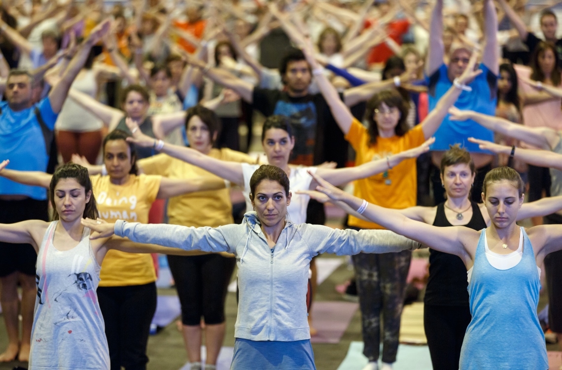 މެޑްރިޑް، ސްޕެއިން: ޖޫން 24، 2016: 17 ވަނަ އިންޓަނޭޝަނަލް އިންޑިއަން ފިލްމް އެވޯޑްސް (އައިފާ އެވޯޑްސް) ހަފުލާ ފެށުމުގެ ކުރިން ބައިވެރިން ޔޯގާ ފަރިތަކުރަނީ.-- ފޮޓޯ: އޭއެފްޕީ