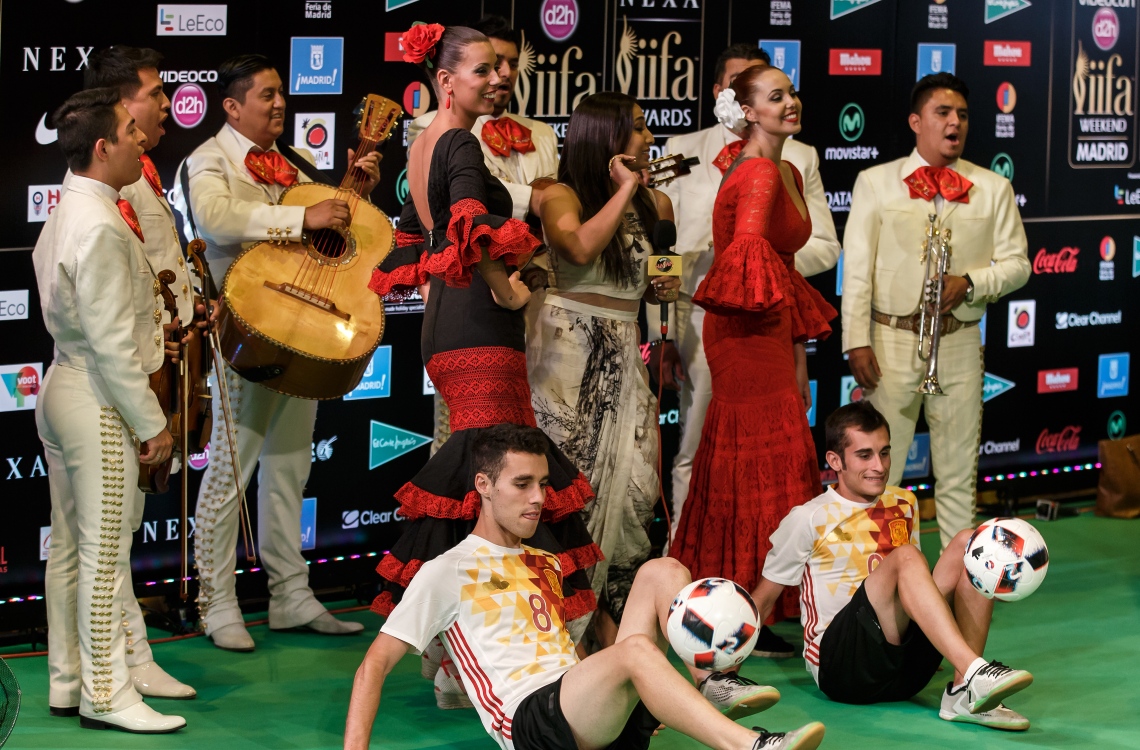 މެޑްރިޑް، ސްޕެއިން: ޖޫން 24، 2016: 17 ވަނަ އިންޓަނޭޝަނަލް އިންޑިއަން ފިލްމް އެވޯޑްސް (އައިފާ އެވޯޑްސް) ހަފްލާ ފެށުމުގެ ކުރިން މަރިއާޗިސް އިން އާއެކު އިންޑިއަން ޓީވީ އެންކާސް (މ)، ފުޓުބޯޅަ ކުޅުންތެރިންނާ އެކު ނެށުންތެރިން ސްޕޭނުގެ އަންދަލޫސިއަން ހެދުމުގައި ގްރީން ކާޕެޓުގައި ބައިވެރިވަނީ.-- ފޮޓޯ: އޭއެފްޕީ