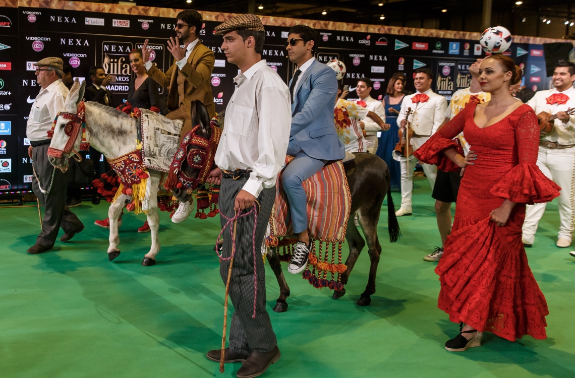 މެޑްރިޑް، ސްޕެއިން: ޖޫން 24، 2016: 17 ވަނަ އިންޓަނޭޝަނަލް އިންޑިއަން ފިލްމް އެވޯޑްސް (އައިފާ އެވޯޑްސް) ހަފުލާ ފެށުމުގެ ކުރިން ބޮލީވުޑްގެ އެކްޓަރުން ޝާހިދް ކަޕޫރް (ވ-2) އަދި ފަރްހާން އަކްތަރް (މ)، ގްރީން ކާޕެޓްގައި ބައިވެރިވަނީ.-- ފޮޓޯ: އޭއެފްޕީ