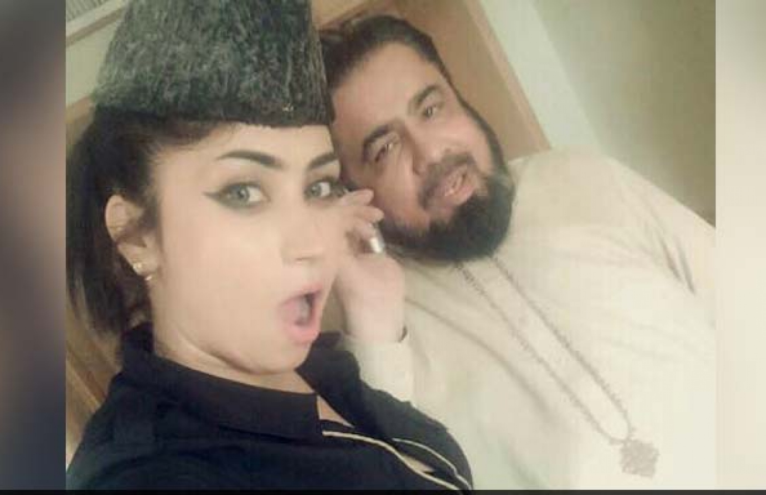 ޕާކިސްތާނުގެ ދީނީ އިލްމުވެރިޔާ އެ ގައުމުގެ މަޝްހޫރު މޮޑެލް ބަލޮޗްއާ އެކު ނެގި ސެލްފީ.