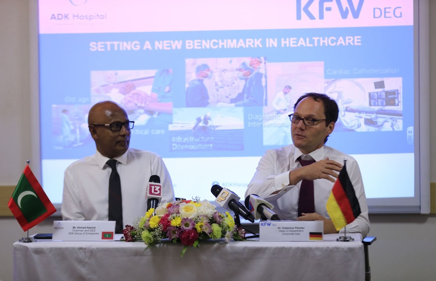 އޭޑީކޭ ހޮސްޕިޓަލްގައި މިއަދު ބޭއްވި ރަސްމިއްޔާތުގައި ނާޝިދު އާއި ޖާމަން ޑިވެލޮޕްމަންޓް ބޭންކުގެ ފަރާތުން ބޭފުޅަކު ބައިވެރިވެވަޑައިގެން ނޫސްވެރިންނާ ވާހަކަ ދައްކަވަނީ.--- ފޮޓޯ: މުހައްމަދު ޝަރުހާން/މިހާރު