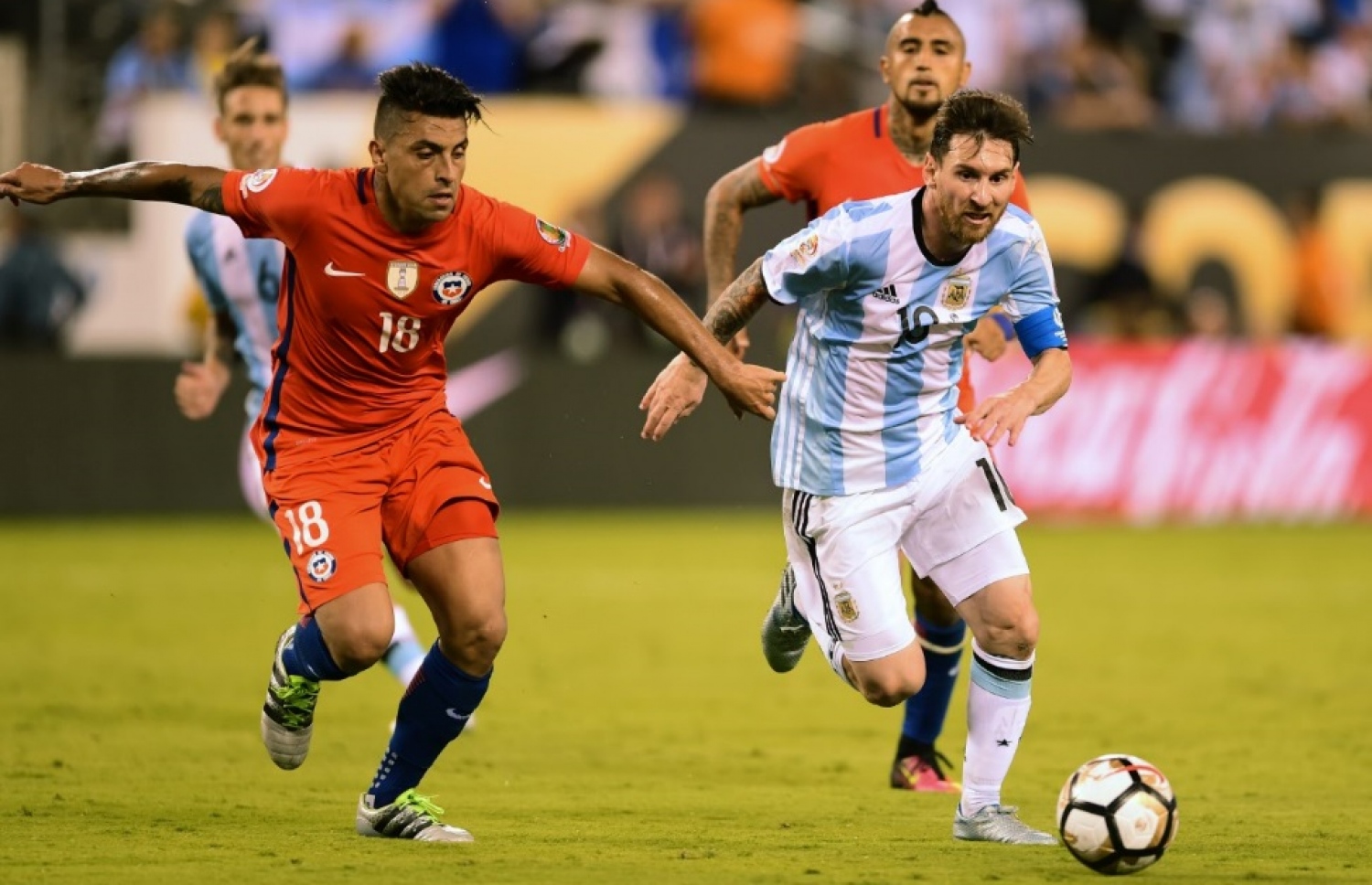 އާޖެންޓީނާގެ ކެޕްޓަން މެސީ (ކ) އަތުން ބޯޅަ ހޯދަން ޗިލީގެ ގޮންޒާލޯ ޖަރާ މަސައްކަތްކުރަނީ. --ފޮޓޯ: އޭއެފްޕީ