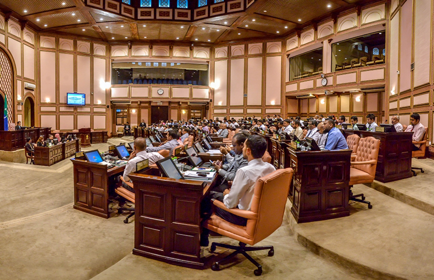 ރައްޔިތުންގެ މަޖިލީހުގެ ޖަލްސާއެއްގައި މެމްބަރުން ބައިވެރިވެވަޑައިގަންނަވަނީ. އަބުރު ރައްކާތެރިކުރުމާއި ހިޔާލުފާޅުކުރުމުގެ މިނިވަންކަމުގެ ބިލުގެ ފުރަތަމަ ކިޔުން ވަނީ އިއްވާފައި. - ފޮޓޯ: މަޖިލިސް