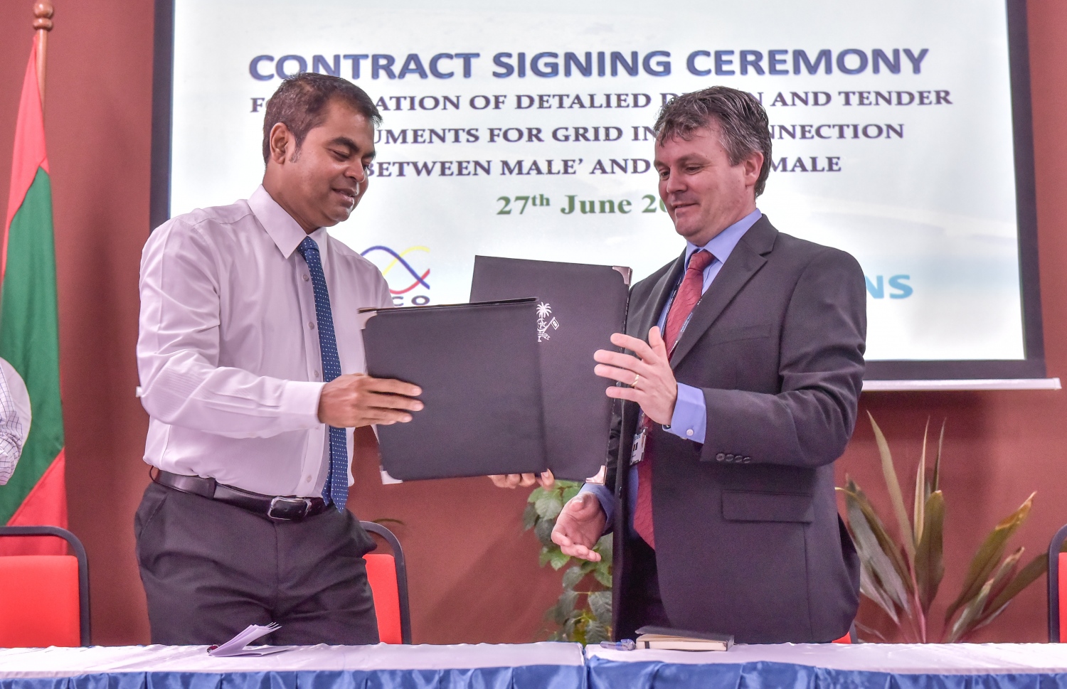 މާލެ އާއި ހުޅުމާލެ ކަރަންޓު ވިއުގައިން ގުޅާލުމަށް އެ މަސައްކަތް ޑިޒައިން ކުރުމުގެ މަސައްކަތް އިނގިރޭސި ވިލާތުގެ ކުންފުންޏަކާ، މިނިސްޓަރު ތޯރިގް ހަވާލު ކުރައްވަނީ-- ފޮޓޯ: ނިޝާން އަލީ/ މިހާރު