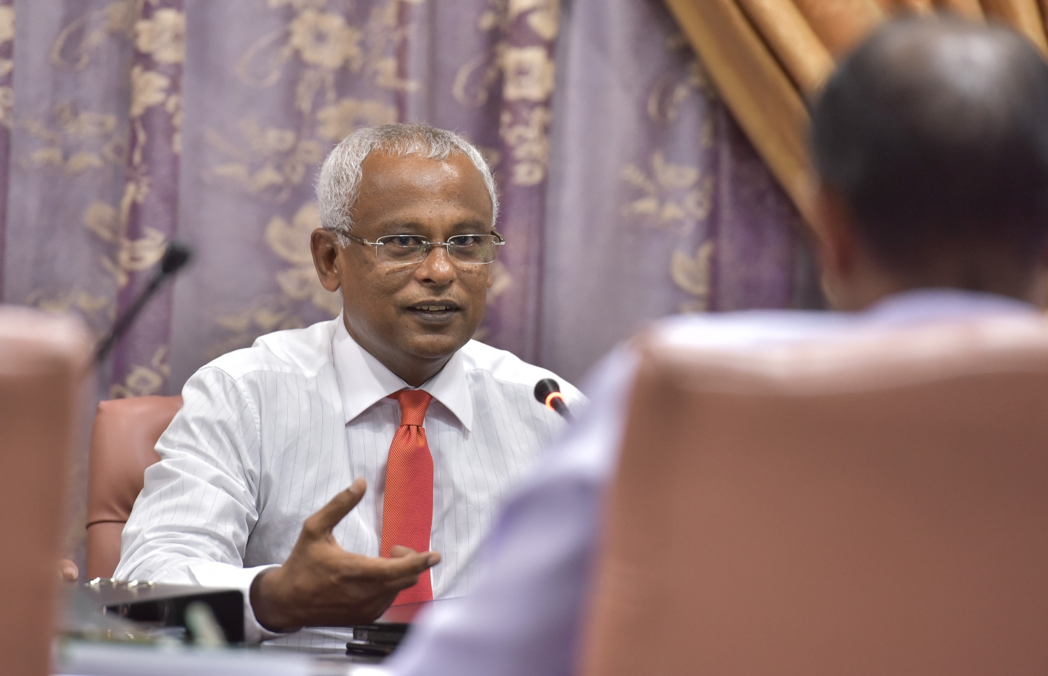 އެމްޑީޕީގެ ޕާލަމެންޓްރީ ގުރޫޕުގެ ލީޑަރު އިބޫ ރައްޔިތުންގެ މަޖިލިހުގެ ކޮމިޓީއެއްގައި ވާހަކަ ދައްކަވަނީ: ސީމެގްގެ ހުށަހެޅުންތަކަށް ސަރުކާރުން އަމަލުކުރަން އޭނާ ބާރު އެޅުއްވި.---ފޮޓޯ: ނިޝާން އަލީ/މިހާރު