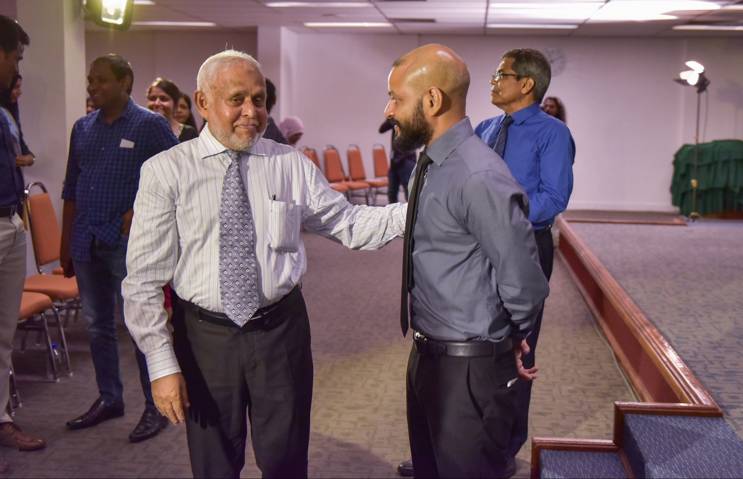 މާލެ: ޖޫން 30، 2016: ރޯދަ މަހުގެ ރޭތައް އިހްޔާ ކުރުމަށް މައުމޫން ފައުންޑޭޝަނުން އިންތިޒާމް ކޮށްގެން އިސްލާމީ މަރުކަޒުގައި ބޭއްވި ޖަލްސާއަކަށް ފަހު ފާރިސް (ކ) އިސްލާމިކް މިނިސްޓްރީގެ މުޝީރު މުހައްމަދު ރަޝީދު އިބްރާހިމްއާ ވާހަކަ ދައްކަވާލައްވަނީ. -- މިހާރު ފޮޓޯ: މުހައްމަދު ޝަރުހާން