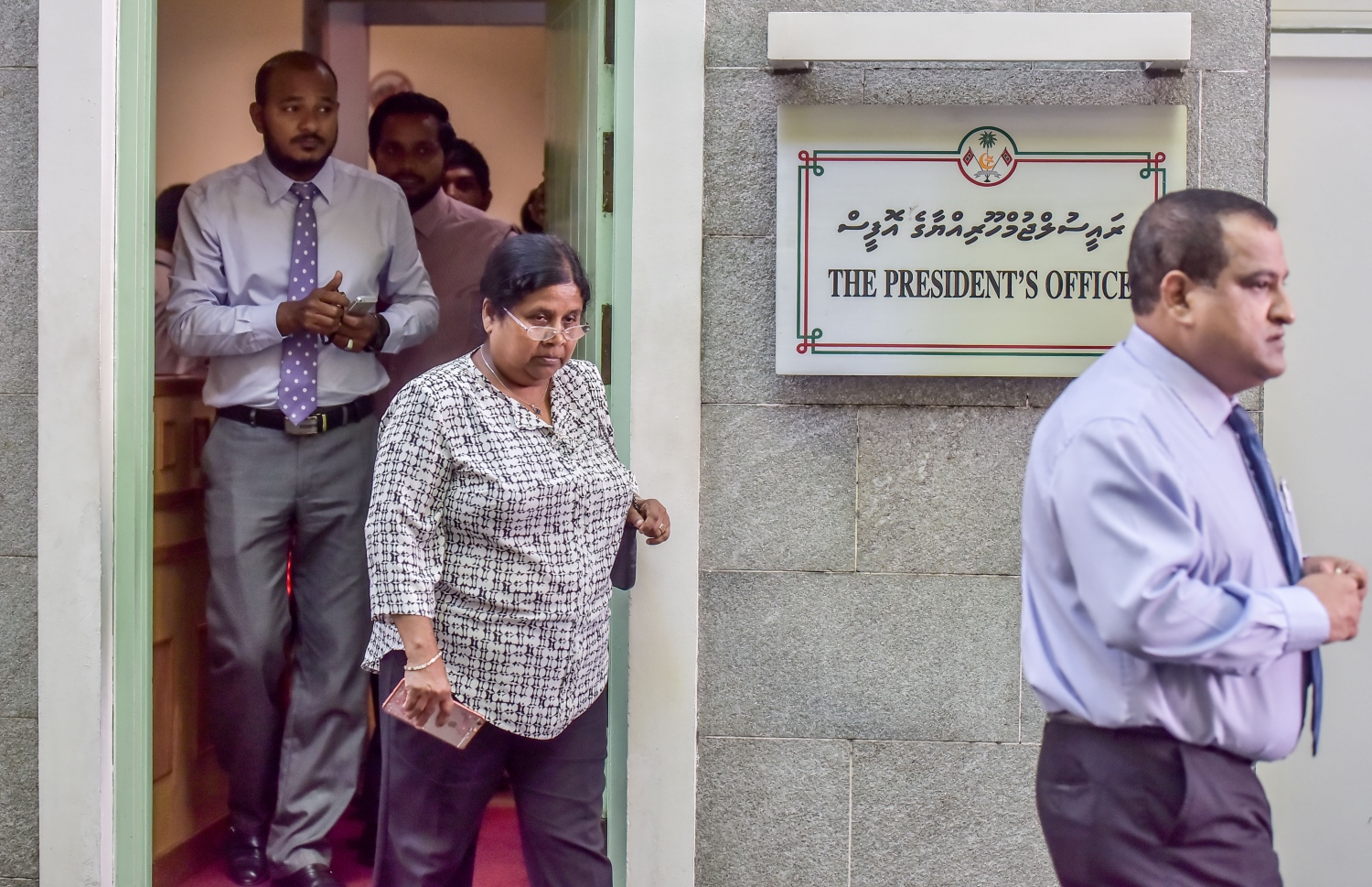 ރައީސް ޔާމީނާ އެކު ބޭއްވެވި ބައްދަލުވުމަށް ފަހު މެމްބަރު އަސްމާ (މ) ރައީސް އޮފީހުން ނުކުމެވަޑައިގަންނަވަނީ: އޭޑީސީގެ ގޮތުގައި ދިވެހިންގެ އަތުން ފައިސާ ނެގުމުގެ ވިސްނުން އެކި ފަހަރު އެކި ގޮތށް ބަދަލުކުރެއްވި.---ފޮޓޯ: ނިޝާން އަލީ/ފައިލް ފޮޓޯ