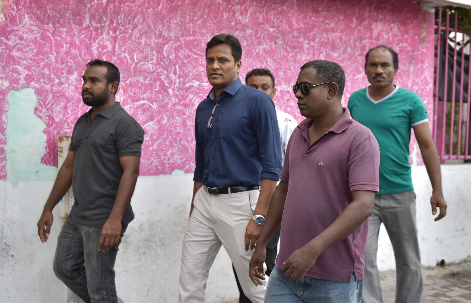 ޕީޕީއެމް އޮފީހުގައި ބޭއްވި ބައްދަލުވުމަކަށް ފަހު އުމަރު ވަޑައިގަންނަވަނީ.---ފޮޓޯ: މުހައްމަދު ޝަރުހާން/މިހާރު