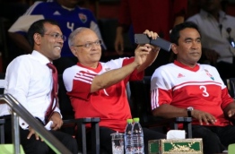 ފުޓްބޯޅަ މެޗެއް ބައްލަވަން ގަލޮޅު ދަނޑަށް ވަޑައިގެން ނަޝީދާ އެކު މައުމޫން ސެލްފީއެއް ނަންގަވާއިރު ރައީސް ޔާމީން އަރިހުގައި.-- ފޮޓޯ: ނޫނުޑެއިލީ