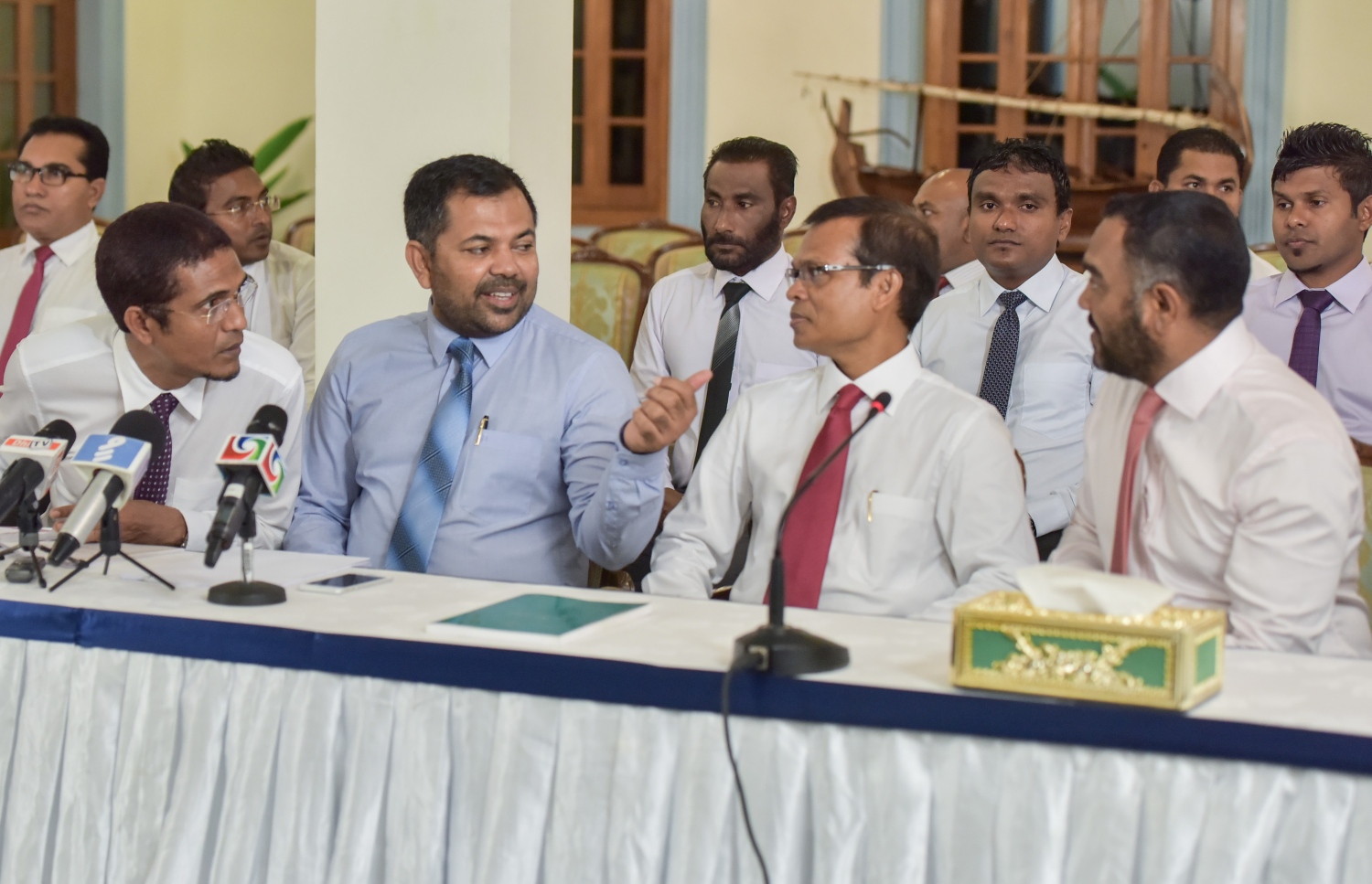 ޕީޕީއެމްގެ ޕާލަމެންޓްރީ ގުރޫޕުން  ބޭއްވި ނިއުސް ކޮންފަރެންސެއްގައި މަސީހާއި އެހެން ބައެއް މެމްބަރުން އަދި ޓޫރިޒަމް މިނިސްޓަރު މޫސާ ޒަމީރު.---ފޮޓޯ: މުހައްމަދު ޝަރުހާން/މިހާރު