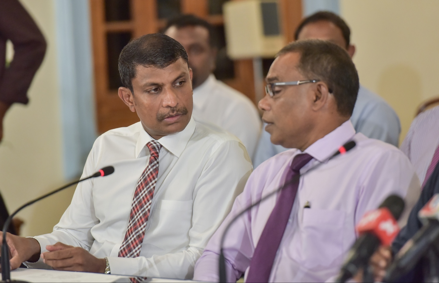 ޕީޕީއެމްގެ ނައިބު ލީޑަރު އަބްދުއްރަހީމް (ކ) އަދި އެ ޕާޓީގެ ޑެޕިއުޓީ ޕީޖީ ލީޑަރު ރިޔާޒް ވާހަކަ ދައްކަވަނީ: ވިޕްލައިނާ ހިލާފުވި މެމްބަރުންނާ މެދު އަންނަ ހަފުތާގައި ފިޔަވަޅު އަޅާނެ ކަމަށް ރިޔާޒް ވިދާޅުވި.---ފޮޓޯ: މުހައްމަދު ޝަރުހާން/މިހާރު