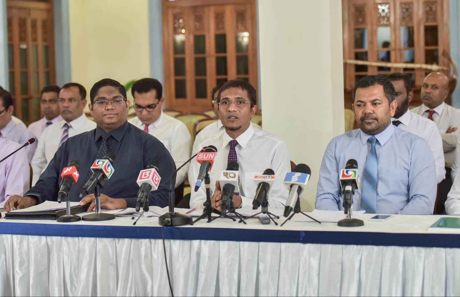 ސަރުކާރު ދިފާއު ކުރުމަށް ޕީޕީއެމްގެ ޕާލަމެންޓްރީ ގުރޫޕުން މުލީއާގޭގައި ބޭއްވި ނިއުސް ބްރީފިންއެއްގައި އޭޖީ އަނިލް (ވ) ބައިވެރިވެވަޑައިގަންނަވަނީ: އަނިލް އާއި ސިފައިންގެ ޗީފް ޝިޔާމް ރޭ ދަންވަރު ސުޕްރީމް ކޯޓަށް ވަދެވަޑައިގެންނެވި ކަމަށް ބުނާ މައްސަލަ ވަނީ ހޫނުވެފައި.---މިހާރު ފައިލް ފޮޓޯ