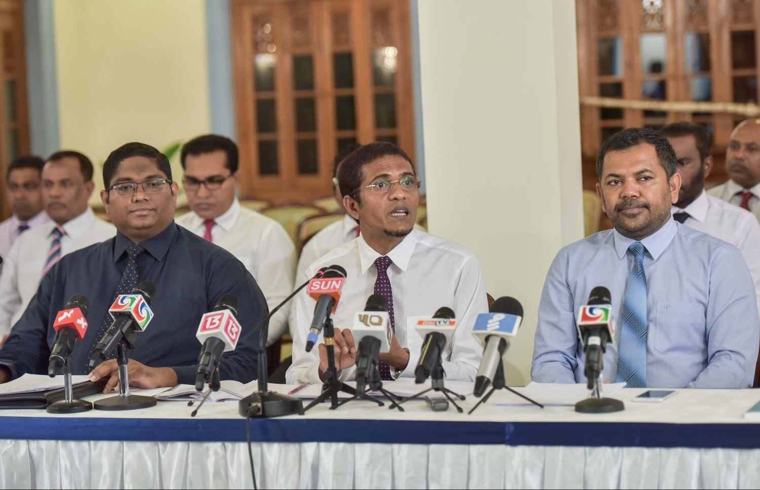 ޕީޕީއެމްގެ ޕާލަމެންޓްރީ ގުރޫޕުން މުލީއާގޭގައި ބޭއްވި ނިއުސް ކޮންފަރެންސެއްގައި (ވ-ކ) ބަންޑާރަ ނައިބު އަނިލް، ޕީޕީއެމްގެ ޕާލަމެންޓްރީ ގުރޫޕުގެ ލީޑަރު ނިހާން އަދި ޓޫރިޒަމް މިނިސްޓަރު ޒަމީރު.---މިހާރު ފައިލް ފޮޓޯ