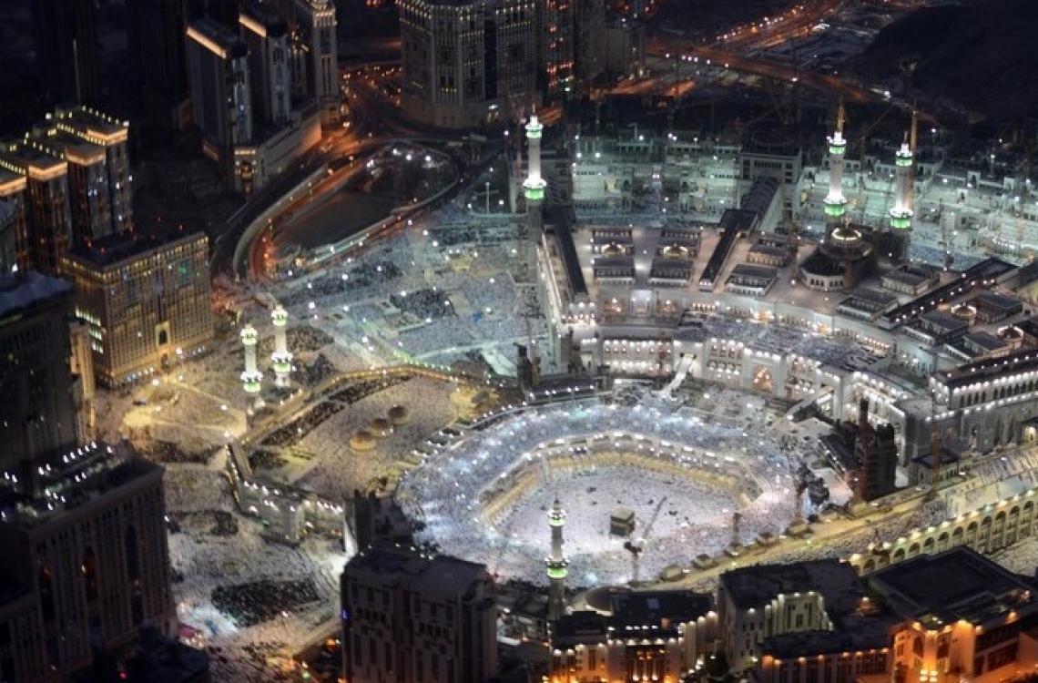 މައްކާ: ޖުލައި 1، 2016: ރަމަޟާން މަހުގެ 27 ވިލޭރޭ މައްކާގެ ހަރަމްފުޅުގައި އަޅުކަންކުރަނީ.-- ފޮޓޯ: އަލް ރިޔާލް