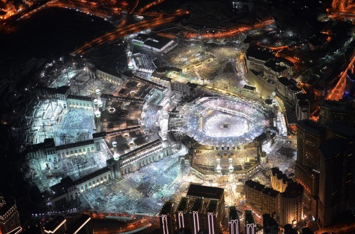 މައްކާ: ޖުލައި 1، 2016: ރަމަޟާން މަހުގެ 27 ވިލޭރޭ މައްކާގެ ހަރަމްފުޅުގައި އަޅުކަންކުރަނީ.-- ފޮޓޯ: އަލް ރިޔާލް