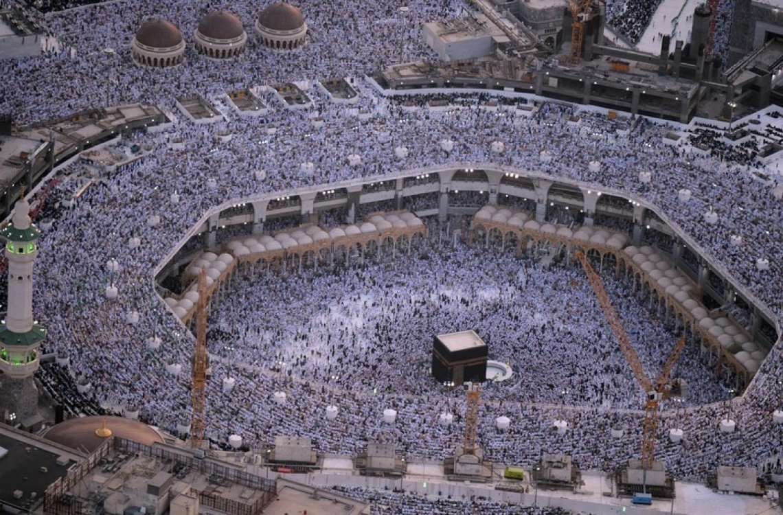 މައްކާ: ޖުލައި 1، 2016: ރަމަޟާން މަހުގެ 27 ވިލޭރޭ މައްކާގެ ހަރަމްފުޅުގައި އަޅުކަންކުރަނީ.-- ފޮޓޯ: އަލް ރިޔާލް