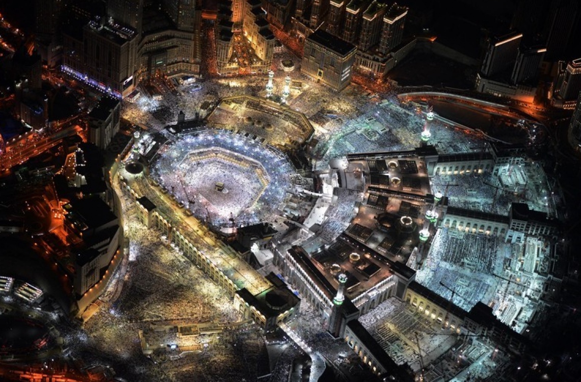 މައްކާ: ޖުލައި 1، 2016: ރަމަޟާން މަހުގެ 27 ވިލޭރޭ މައްކާގެ ހަރަމްފުޅުގައި އަޅުކަންކުރަނީ.-- ފޮޓޯ: އަލް ރިޔާލް