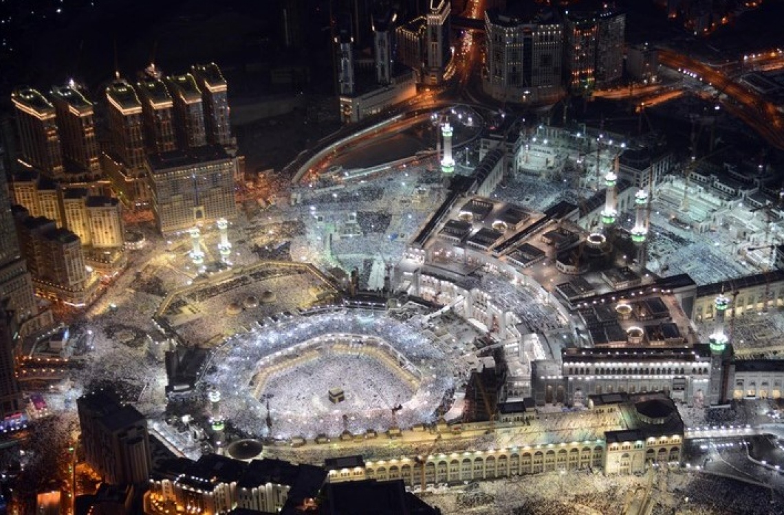 މައްކާ: ޖުލައި 1، 2016: ރަމަޟާން މަހުގެ 27 ވިލޭރޭ މައްކާގެ ހަރަމްފުޅުގައި އަޅުކަންކުރަނީ.-- ފޮޓޯ: އަލް ރިޔާލް