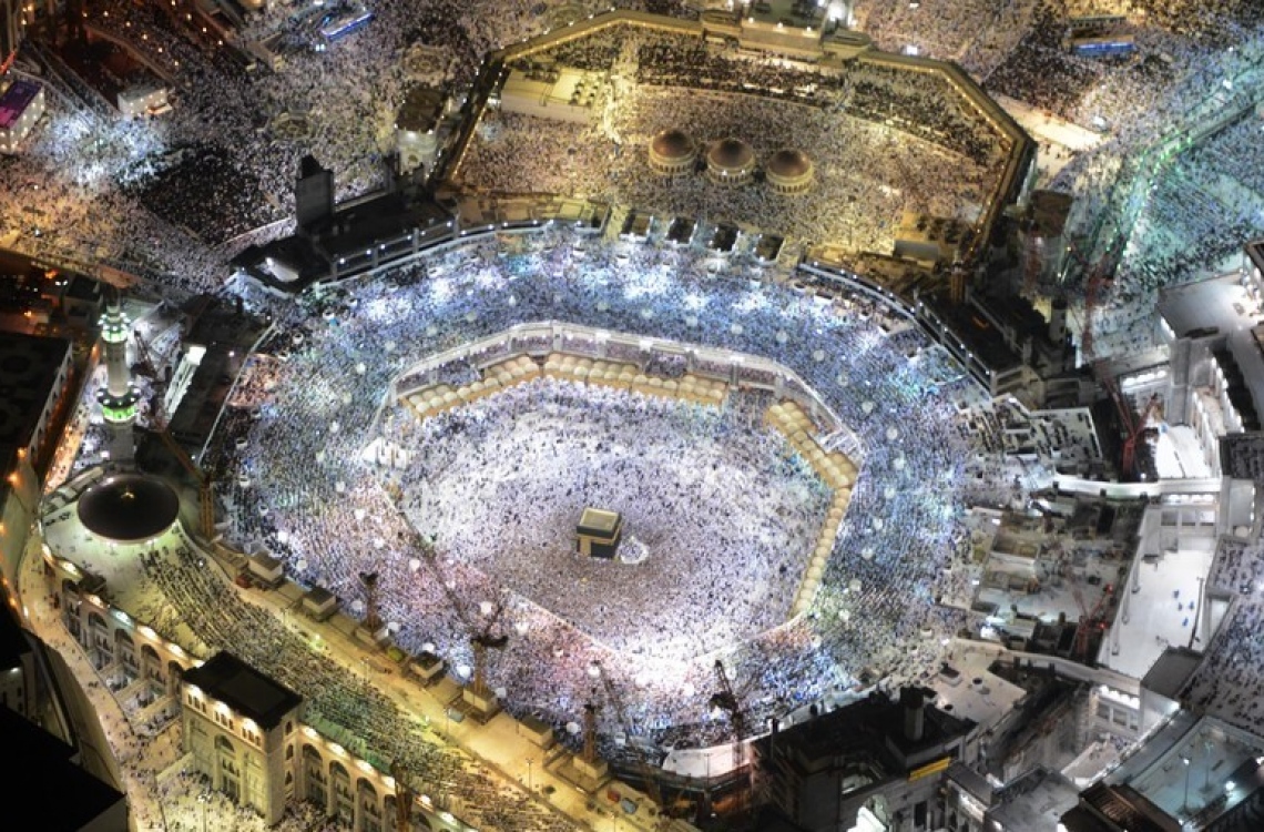 މައްކާ: ޖުލައި 1، 2016: ރަމަޟާން މަހުގެ 27 ވިލޭރޭ މައްކާގެ ހަރަމްފުޅުގައި އަޅުކަންކުރަނީ.-- ފޮޓޯ: އަލް ރިޔާލް