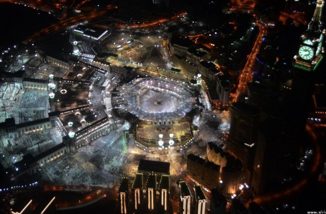 މައްކާ: ޖުލައި 1، 2016: ރަމަޟާން މަހުގެ 27 ވިލޭރޭ މައްކާގެ ހަރަމްފުޅުގައި އަޅުކަންކުރަނީ.-- ފޮޓޯ: އަލް ރިޔާލް