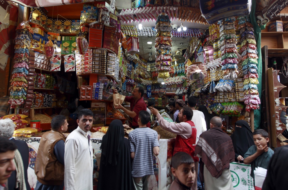 ޔަމަން: ޖުލައި 3 2016: ރަަމަޟާންމަހުގެ މާތް މައްސަރަށް ފަހު އަންނަ ފިތުރު އީދަށް ތައްޔާރުވުމުގެ ގޮތުން ބަޔަކު މާރުކޭޓުގައި އެކި ވައްތަރުގެ މެޓާ ވިއްކަނީ.-- ފޮޓޯ: އޭއެފްޕީ