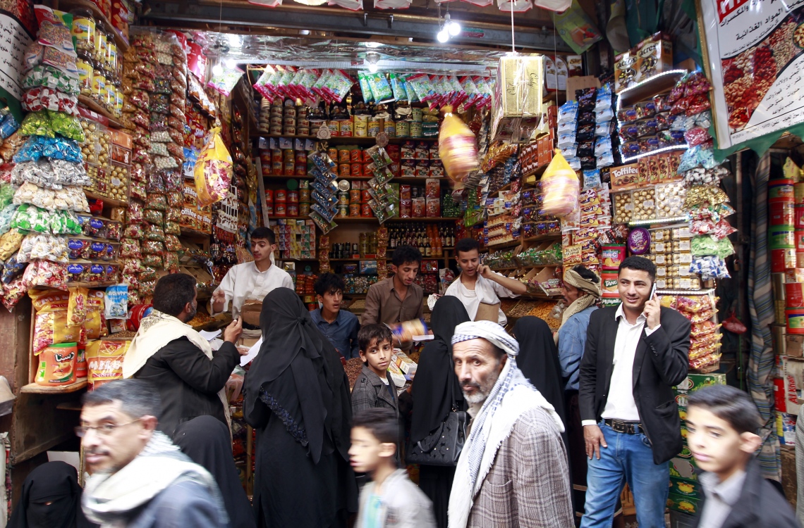 ޔަމަން: ޖުލައި 3 2016: ރަަމަޟާންމަހުގެ މާތް މައްސަރަށް ފަހު އަންނަ ފިތުރު އީދަށް ތައްޔާރުވުމުގެ ގޮތުން ބަޔަކު މާރުކޭޓުގައި އެކި ވައްތަރުގެ މެޓާ ވިއްކަނީ.-- ފޮޓޯ: އޭއެފްޕީ