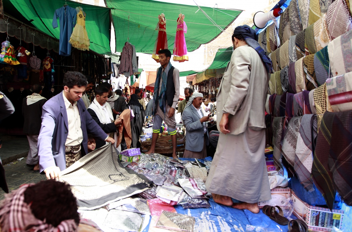 ޔަމަން: ޖުލައި 3 2016: ރަަމަޟާންމަހުގެ މާތް މައްސަރަށް ފަހު އަންނަ ފިތުރު އީދަށް ތައްޔާރުވުމުގެ ގޮތުން ބަޔަކު މާރުކޭޓުގައި ހެދުން ގަންނަނީ.-- ފޮޓޯ: އޭއެފްޕީ