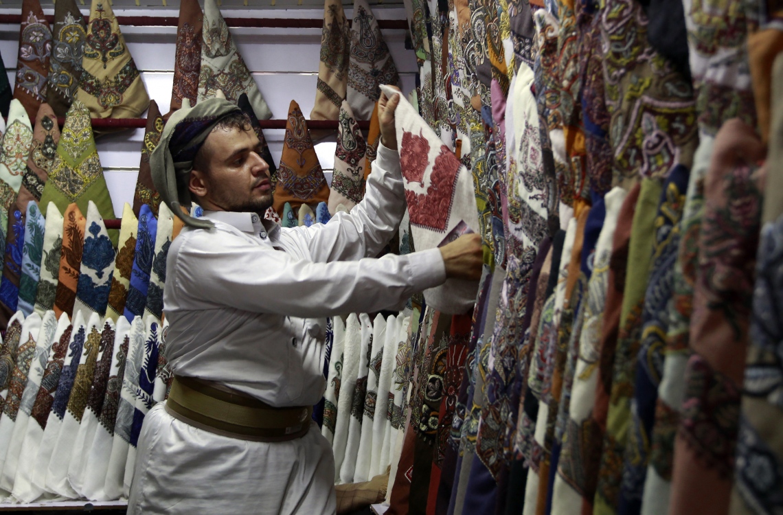 ޔަމަން: ޖުލައި 3 2016: ރަަމަޟާންމަހުގެ މާތް މައްސަރަށް ފަހު އަންނަ ފިތުރު އީދަށް ތައްޔާރުވުމުގެ ގޮތުން ބަޔަކު މާރުކޭޓުގައި ހެދުން ގަންނަނީ.-- ފޮޓޯ: އޭއެފްޕީ