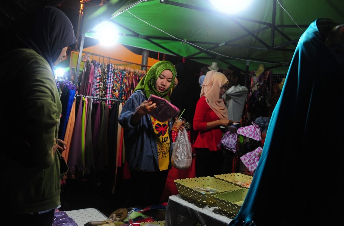 ތައިލޭންޑް: ޖުލައި 3 2016: ރަަމަޟާންމަހުގެ މާތް މައްސަރަށް ފަހު އަންނަ ފިތުރު އީދަށް ތައްޔާރުވުމުގެ ގޮތުން ތައިލޭންޑް އަންހެނުންތަކެއް އީދު ހެދުން ގަތުމަށް މާރުކޭޓުގައި.-- ފޮޓޯ: އޭއެފްޕީ