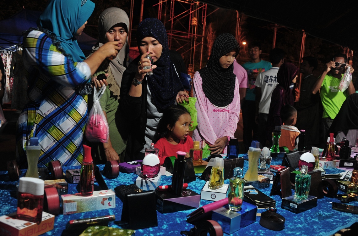 ތައިލޭންޑް: ޖުލައި 3 2016: ރަަމަޟާންމަހުގެ މާތް މައްސަރަށް ފަހު އަންނަ ފިތުރު އީދަށް ތައްޔާރުވުމުގެ ގޮތުން ތައިލޭންޑް ބަޔަކު ސެންޓު ގަތުމަށް މާރުކޭޓުގައި.-- ފޮޓޯ: އޭއެފްޕީ