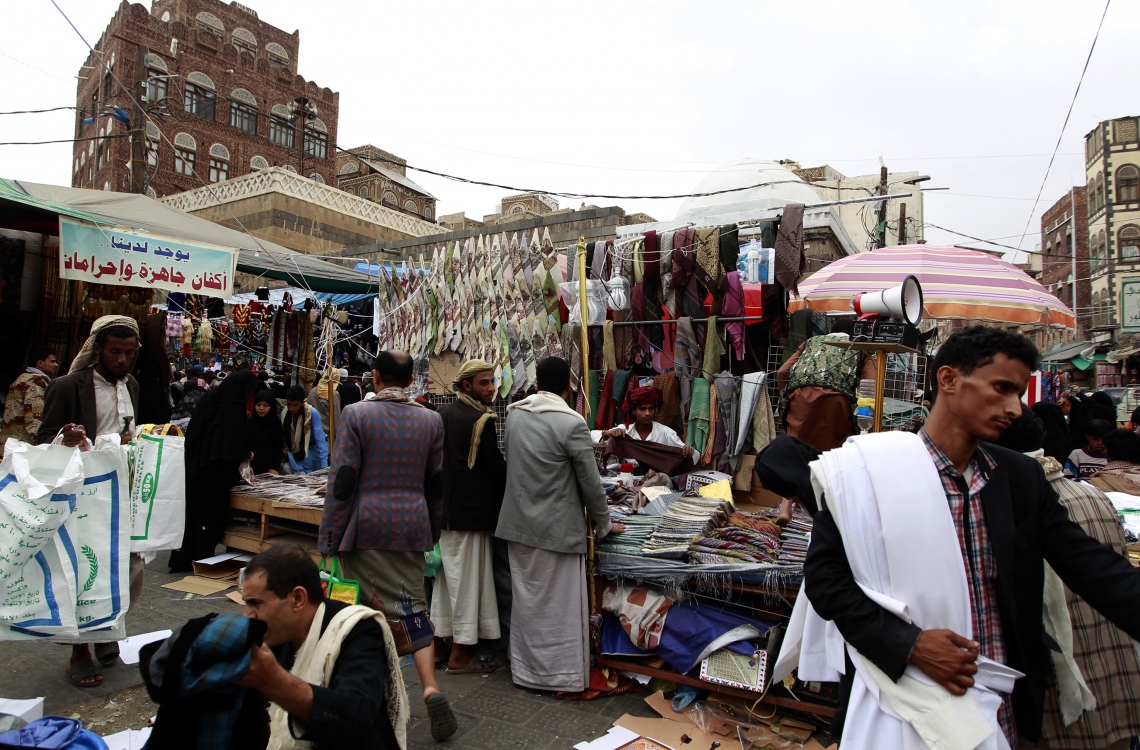 ޔަމަން: ޖުލައި 3 2016: ރަަމަޟާންމަހުގެ މާތް މައްސަރަށް ފަހު އަންނަ ފިތުރު އީދަށް ތައްޔާރުވުމުގެ ގޮތުން ބަޔަކު މާރުކޭޓުގައި ހެދުން ގަންނަނީ.-- ފޮޓޯ: އޭއެފްޕީ