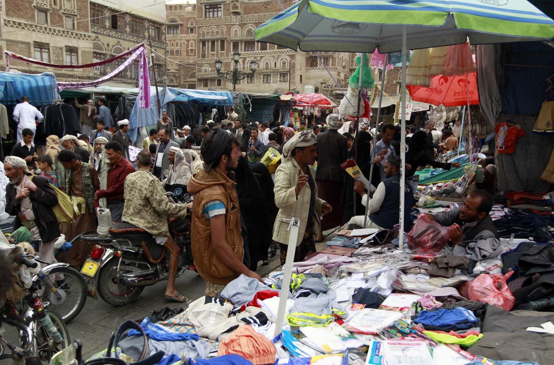 ޔަމަން: ޖުލައި 3 2016: ރަަމަޟާންމަހުގެ މާތް މައްސަރަށް ފަހު އަންނަ ފިތުރު އީދަށް ތައްޔާރުވުމުގެ ގޮތުން ބަޔަކު މާރުކޭޓުގައި ހެދުން ގަންނަނީ.-- ފޮޓޯ: އޭއެފްޕީ