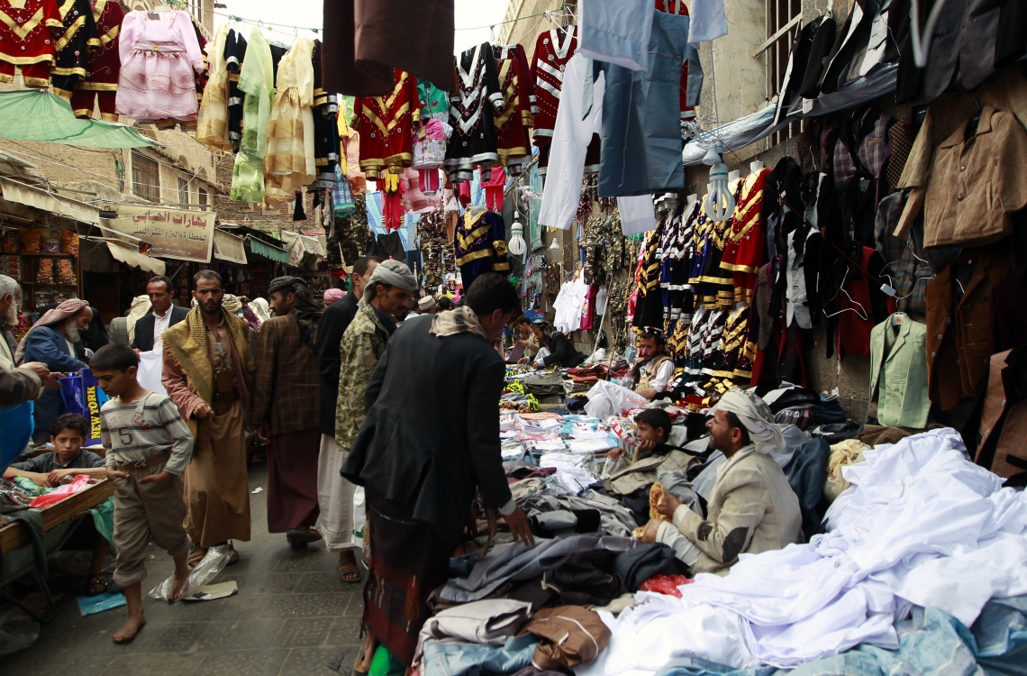 ޔަމަން: ޖުލައި 3 2016: ރަަމަޟާންމަހުގެ މާތް މައްސަރަށް ފަހު އަންނަ ފިތުރު އީދަށް ތައްޔާރުވުމުގެ ގޮތުން ބަޔަކު މާރުކޭޓުގައި ހެދުން ގަންނަނީ.-- ފޮޓޯ: އޭއެފްޕީ